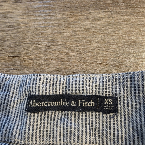 Abercrombie & Fitch -  White & Blue Striped Belted Linen Blend Shorts. Size XS - Picture 3 of 5